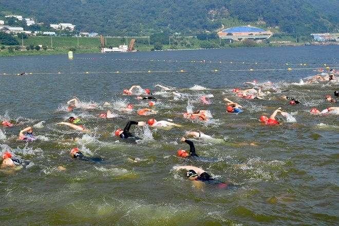 전국철인3종대회 수영을 하고 있다.(사진제공=양산시)