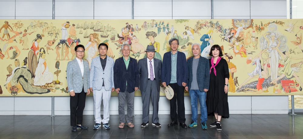 좌측부터 코리아나 유학수 대표이사, 홍선웅 작가, 김정헌 작가, 코리아나 유상옥 회장, 유홍준 교수, 박불똥 작가, 코리아나미술관 유승희 관장. (사진=코리아나화장품)