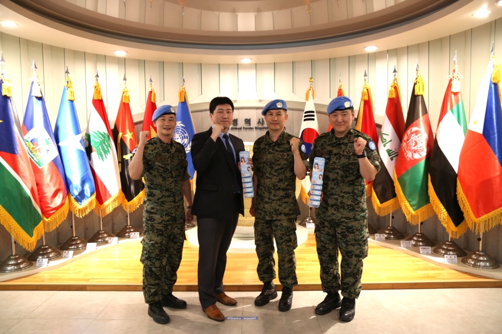 (왼쪽부터) 동명부대 민군작전과장 성도환 소령, 일동제약 김준형 대리, 동명부대 참모장 김성하 중령, 동명부대 대외협력장교 황병호 소령(진)이 기념 촬영을 하고 있다. (사진=일동제약)