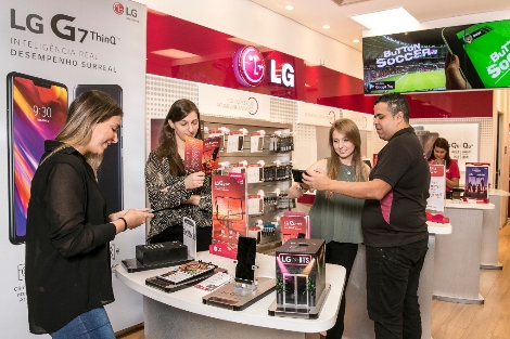브라질 상파울루에 위치한 한 전자제품 매장에서 고객들이 LG G7 ThinQ 를 살펴보고 있다. (사진=LG유플러스)