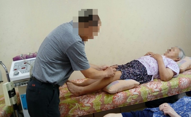 사회봉사대상자(한의사)가 어르신들에 침을 놓고 있다.(사진제공=밀양준법지원센터)