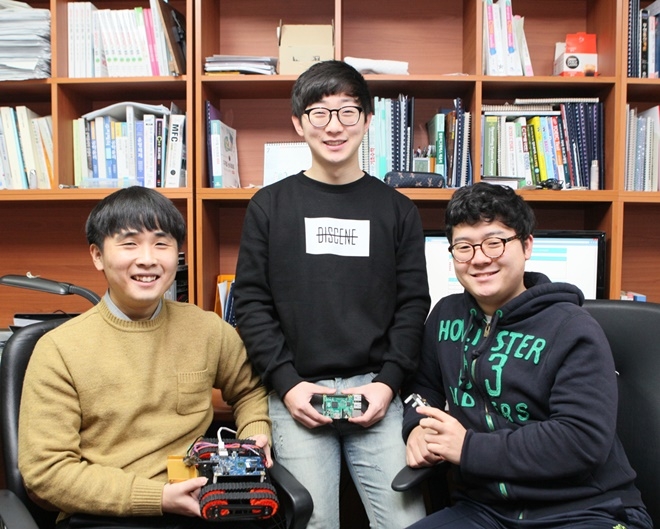 SCIE급 저널에 사물인터넷 관련 연구논문을 게재한 대구대 정보통신공학부 졸업생들의 학부 시절 모습(왼쪽부터 박광일, 신종하, 이진해 학생). (사진제공=대구대학교)