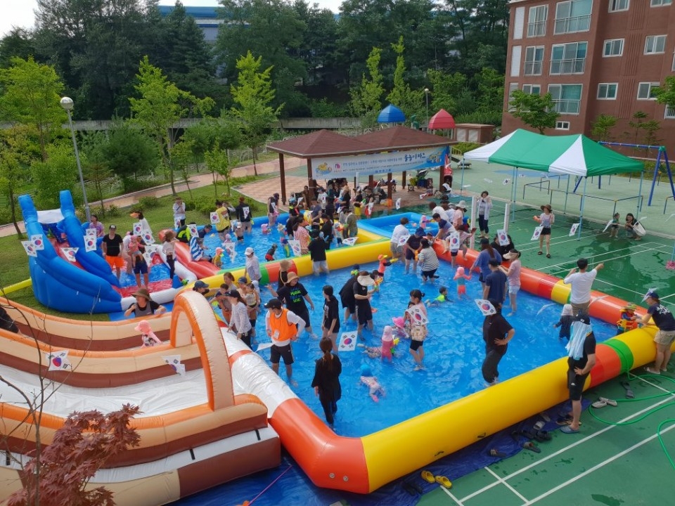 충북 진천장관 부영아파트 단지 내 설치된 이동형 워터파크에서 물놀이를 즐기는 입주민들.(사진=부영그룹)