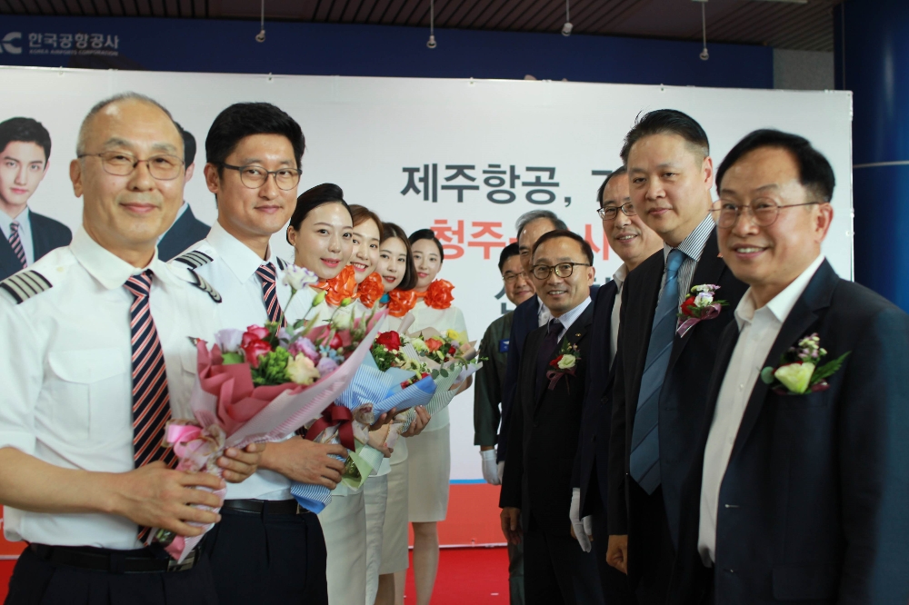 지난 20일 오후 4시 청주국제공항에서 열린 제주항공의 청주~오사카~괌 노선 신규 취항식에서 (오른쪽 맨 앞부터) 충북도청 문화체육관광국장 정효진, 제주항공 유명섭 커머셜본부장, 청주시청 건설교통본부장 박홍래, 청주공항공사 이종명 지사장, 국토교통부 청주공항출장소장 변혁철, 17비행단 항공작전 전대장 이준선 등 외빈들이 꽃다발을 전달하고 있다. (사진=제주항공)