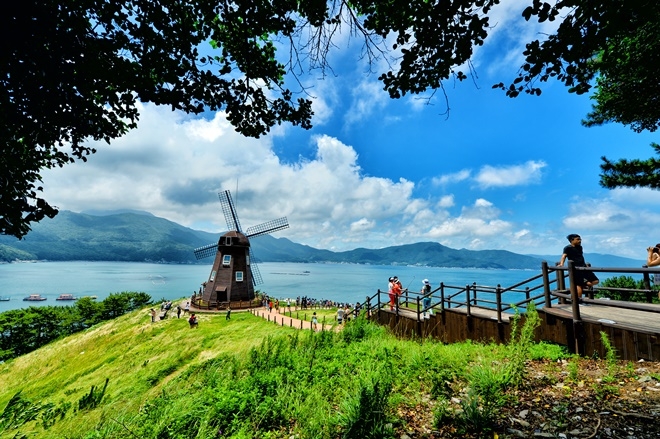 거제시의 대표관광지 바람의 언덕.(사진제공=거제시)