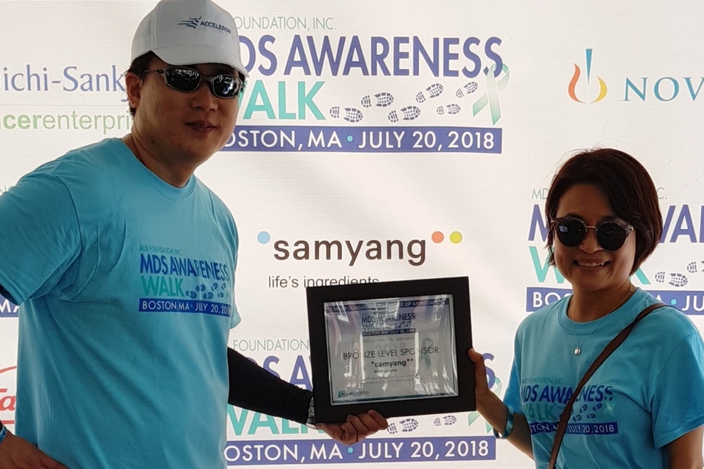 미국 보스톤에서 20일(현지 시간) 열린 MDS알리기 걷기 대회에 참가한 삼양바이오팜 이현정 상무(우측)가 행사 전에 후원패를 들고 포토존에서 포즈를 취했다. 삼양바이오팜은 국내 기업으로는 유일하게 후원에 참여했다. (사진=삼양바이오팜)