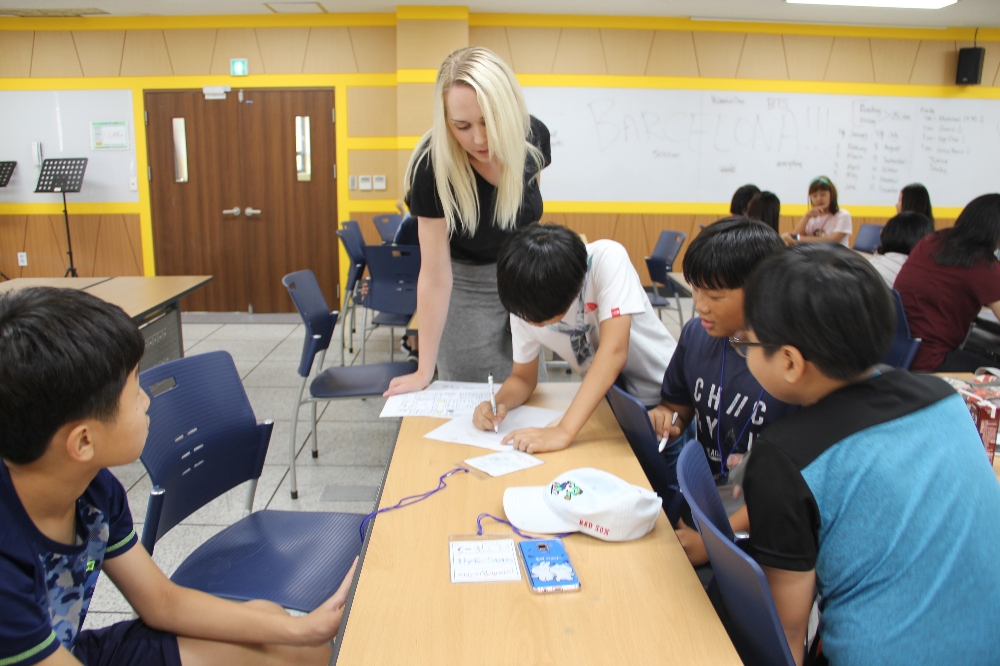 쌍용자동차 직원자녀들이 원어민 강사들과 영어체험학습을 하고 있다.(사진=쌍용자동차)