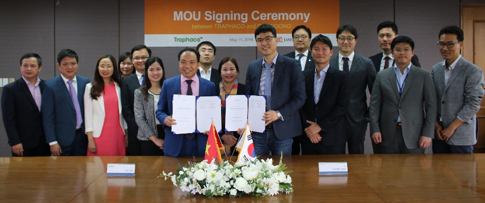 가운데 왼쪽부터 트라파코社 최고경영자 마(Mr. Ma), 회장 투안 (Madam Thuan), 대웅제약 전승호사장, 대웅제약 베트남지사 김동휴지사장이 양사 직원들과 함께 기념사진을 찍었다. (사진=대웅제약)