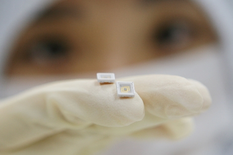 LG이노텍 연구원이 자외선을 방출하는 UV LED 패키지를 점검하고 있다. (사진=LG이노텍)