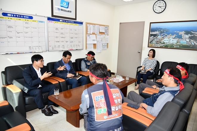 변광용 거제시장(사진왼쪽)이 대우조선노조와 간담회를 갖고 있다.(사진제공=거제시)