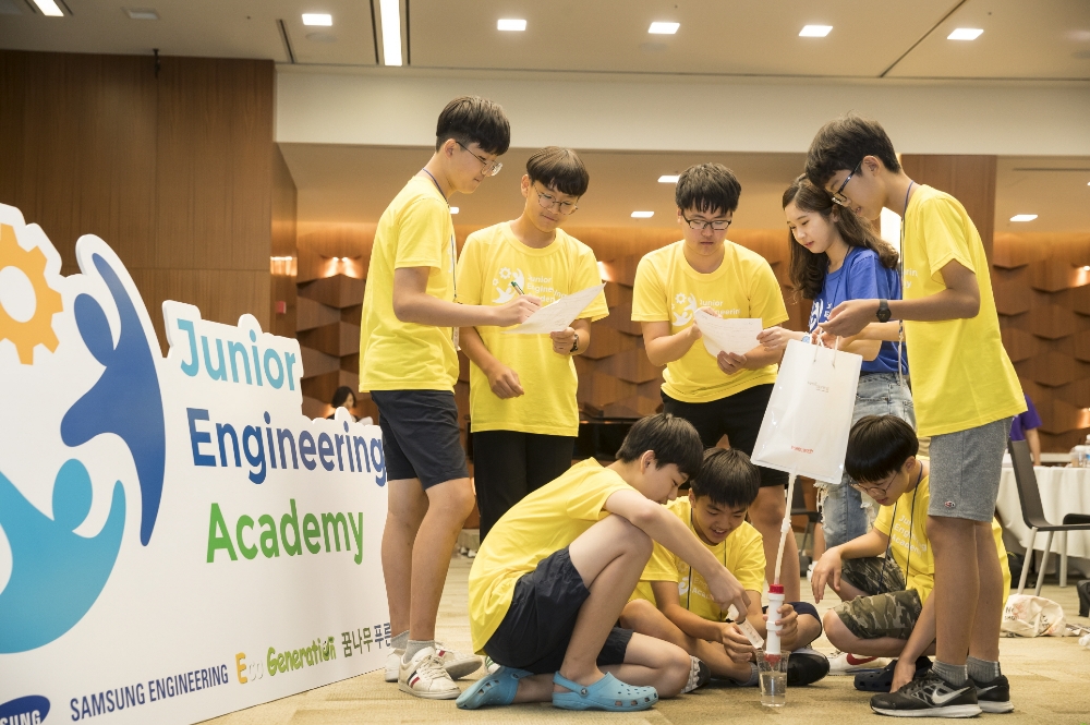 주니어엔지니어링아카데미’에 참가한 학생들이 정수처리 실험에 열중하고 있다.(사진=삼성엔지니어링)