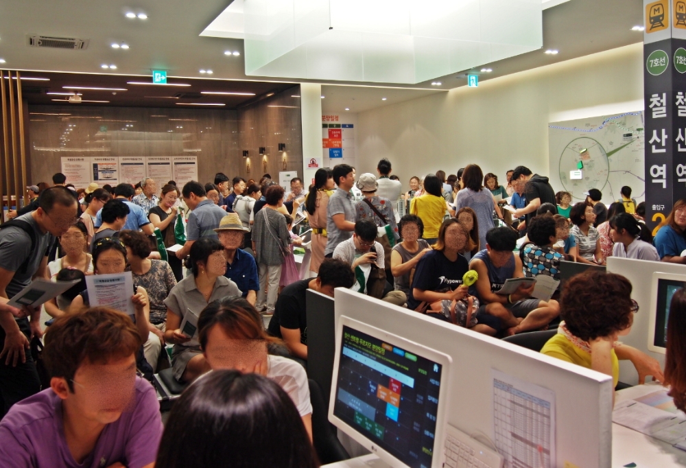 ‘철산 센트럴 푸르지오’ 견본주택에 몰린 인파.(사진=대우건설)