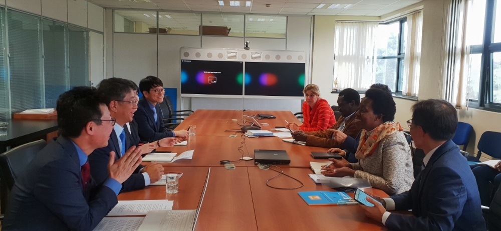 박상우 LH 사장(사진 왼쪽 두 번째) 등 관계자들은 21일(토) 케냐 나이로비에 소재하는 유엔해비타트를 방문해 현지 전문가들과 도시문제 개선과 도시환경 향상을 위한 다양한 의견과 아이디어를 논의했다.(사진=LH)