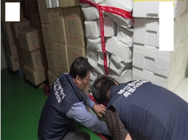 부산시특사경이 단속을 하고 있다. (사진제공=부산시)