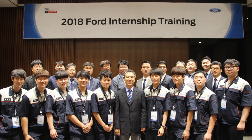 ‘2018 포드 미래 인재 양성 프로그램’ 기념 촬영.(사진=포드코리아)
