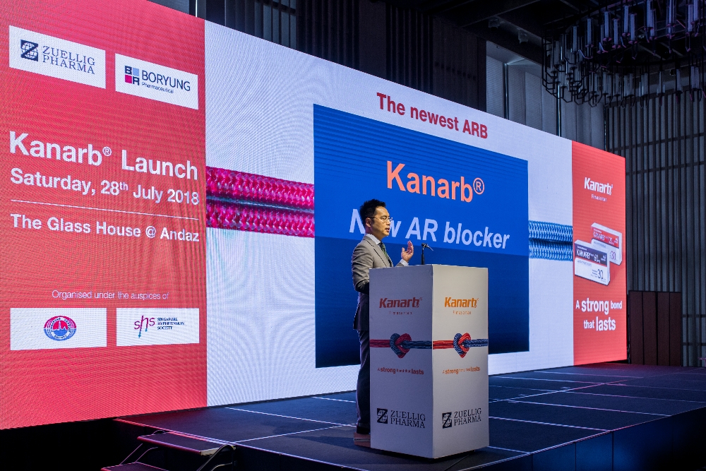 지난 28일 싱가포르 안다즈싱가포르호텔(Andaz Singapore Hotel)에서 300여명의 현지 의사들이 참석한 가운데 진행된 카나브 싱가포르 발매식 및 런칭심포지엄에서 가천의대 문정근 교수가 우수한 임상적 효과를 지닌 카나브에 대해 발표하고 있다. (사진=보령제약)