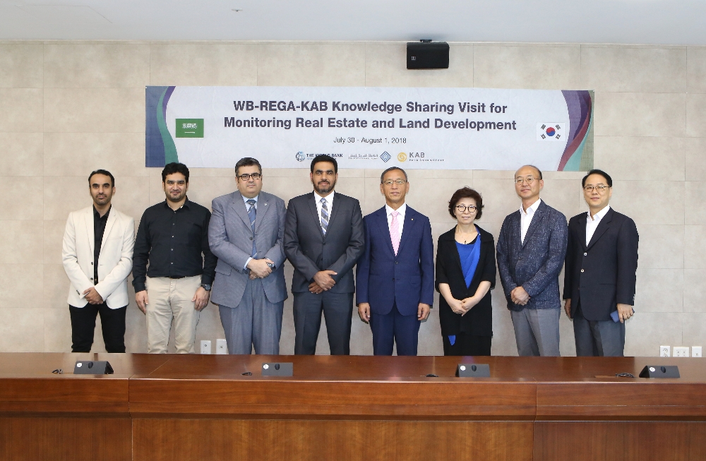 개회식에서 참석자들이 단체사진을 촬영하고 있다.(사진=한국감정원)