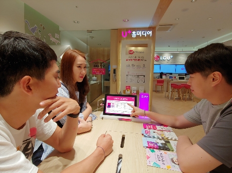 LG유플러스는 자사 알뜰폰 사업자들이 오는 10월말까지 전국 2000여개의 U+ 매장에서 알뜰폰 선불요금제 한달 월 정액을 추가로 제공하는 프로모션을 진행한다고 5일 밝혔다. (사진=LG유플러스)