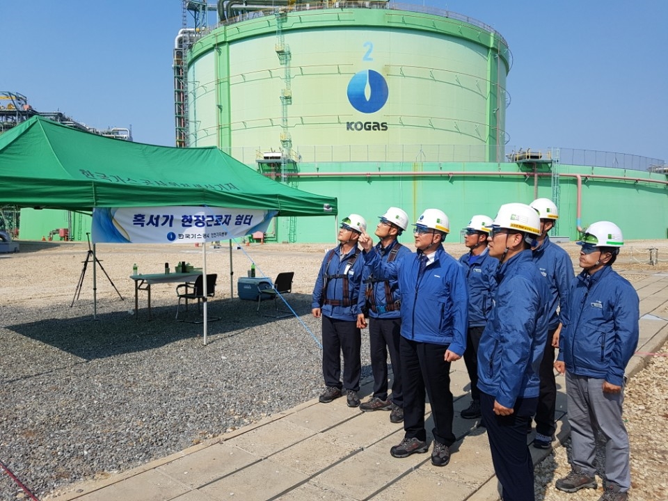 가스공사 이상훈 상임감사위원이 폭염 속 인천 LNG기지 안전점검을 하고 있다. (사진= 한국가스공사)