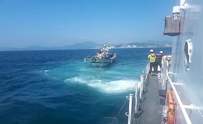 표류중인 어선을 예인하고 있다. (사진제공=울산해양경찰서)