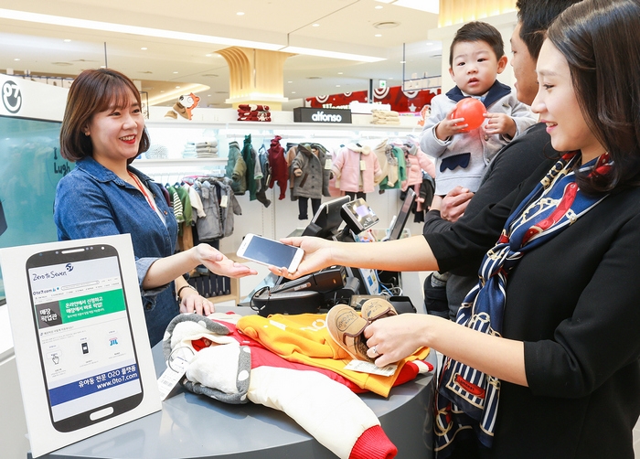 제로투세븐 매장 픽업 서비스 신청 고객이 매장에서 직접 상품을 확인하는 모습.(사진=제로투세븐)