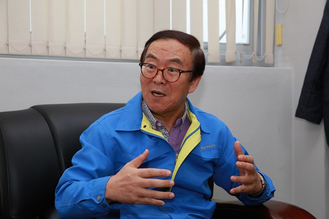 공사창립 이후 최고의 실적으로 우수기관에 선정돼 자랑스럽다고 말하고 있는 김경택 사장.