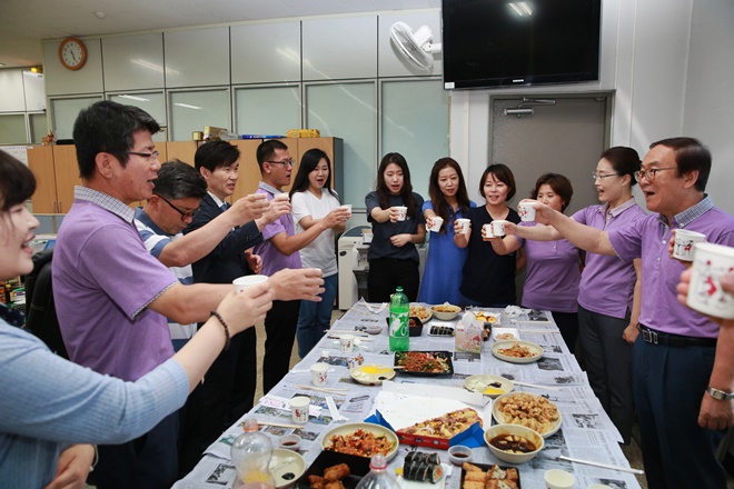 김경택 사장이 축하파티에서 직원들의 노고를 치하하고 음료수 건배를 하고 있다.