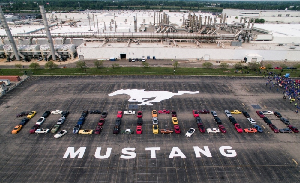 포드 머스탱 1000만대 생산 돌파 기념행사에서 62대의 유니크한 머스탱이 ‘1000만’이라는 숫자 모양을 만드는 퍼포먼스를 선보였다.(사진=포드코리아)