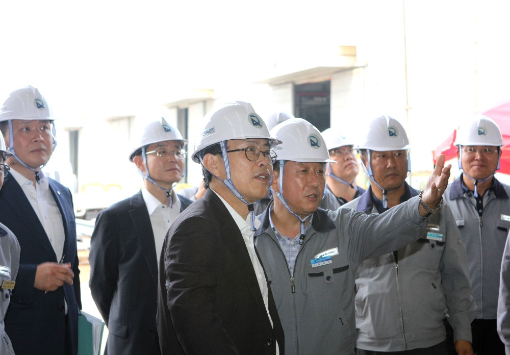 (중앙 왼쪽) 롯데케미칼 김교현 사장, 여수지역 파트너사 2곳 방문 및 8개사 면담 진행하여 사기 진작 및 애로사항 청취 했다. (사진=롯데케미칼)