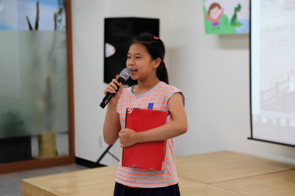 지난 11일 오후 서울 중구 환경재단에서 열린 ‘2018 코카-콜라 어린이 그린리더십’ 시상식에서 한 어린이가 코카-콜라 우수 그린리더로 선정된 소감을 밝히고 있다.(사진=코카-콜라)