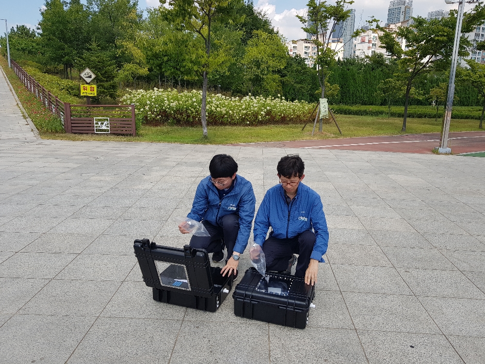 송도지역에서 직원들이 악취를 포집하는 전경,(사진=한국가스공사)