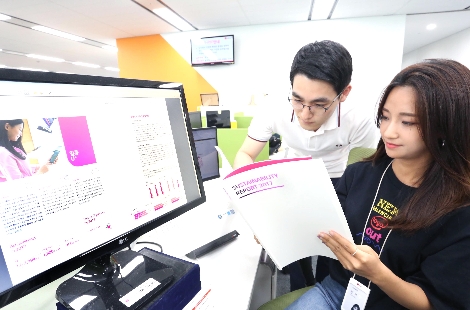 LG유플러스 직원들이 '2017 지속가능경영 보고서'를 살펴보고 있다. (사진=LG유플러스)