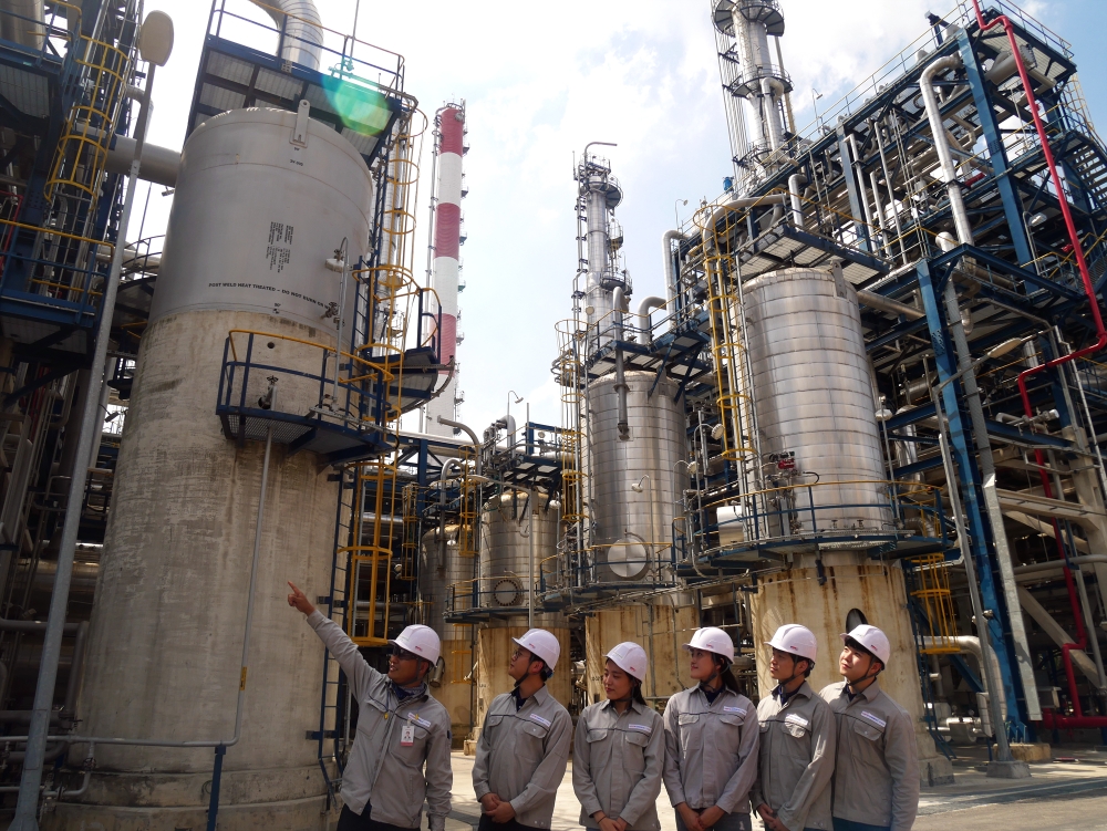 롯데케미칼 신입사원들이 타이탄 말레이시아 공장을 견학하고 있다. (사진=롯데케미칼)