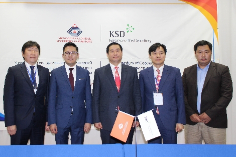 사드가 하그와 몽골예탁결제회사 사장(맨 왼쪽), 정재남 몽골 주재 한국대사(정중앙), 이병래 한국예탁결제원 사장(오른쪽에서 두번째)이 기념촬영을 하고 있다. (사진=한국예탁결제원)