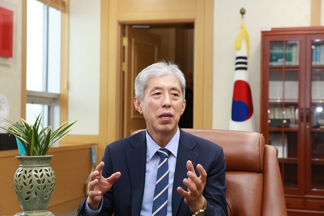 32년동안 한 해도 재판을 거르지 않았다고 말하는 최인석 울산지법원장.