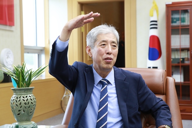 빈 소주병에 물을 담아 회식에 참여하기도 했다고 한다.