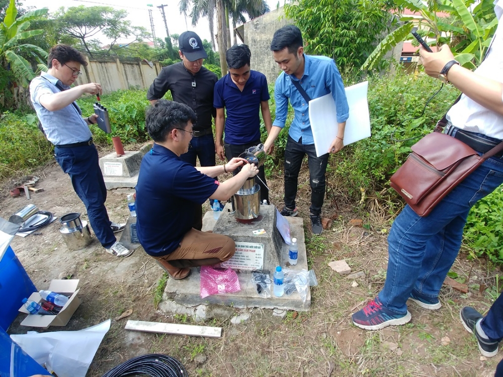 중소기업 담당자가 지하수 모니터링 설비를 설치 후 현지인력에게 설명해주는 모습.(사진=K-water)