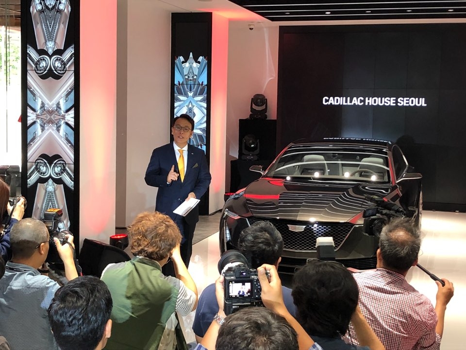 김영식 캐딜락코리아 사장이 캐딜락 하우스 서울에서 기자들에게 설명하는 모습.(사진=최영록 기자)