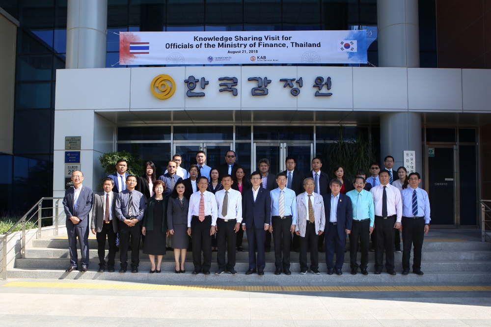 21일 한국감정원 본사를 방문한 태국 재무성 공무원 방문단 및 감정원 관계자들이 감정원 방문연수 개회식에 참석했다.(사진=한국감정원)