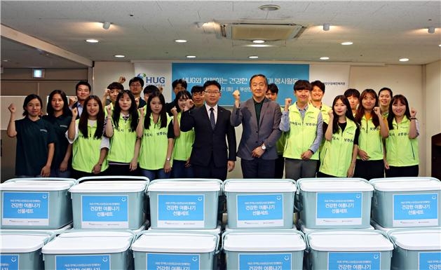 박승만 HUG 홍보비서실장(가운데 왼쪽)과 김익현 부산진구장애인복지관 관장(가운데 오른쪽) 등이 ‘건강한 여름나기를 위한 봉사활동’ 후원금 전달식을 갖고 기념촬영을 하고 있다.(사진=HUG)