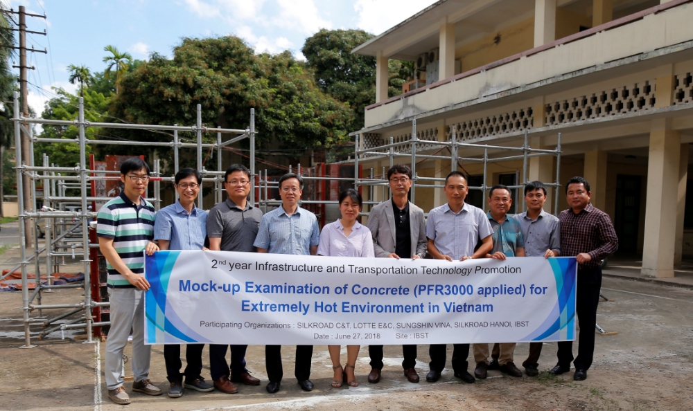 베트남 건설기술연구원(IBST)으로부터 성능인증 받은 기념으로 롯데건설 석원균팀장(좌측에서 세번째)를 비롯한 기술촉진사업 국제공동연구진이 기념 촬영을 하고 있다.(사진=롯데건설)