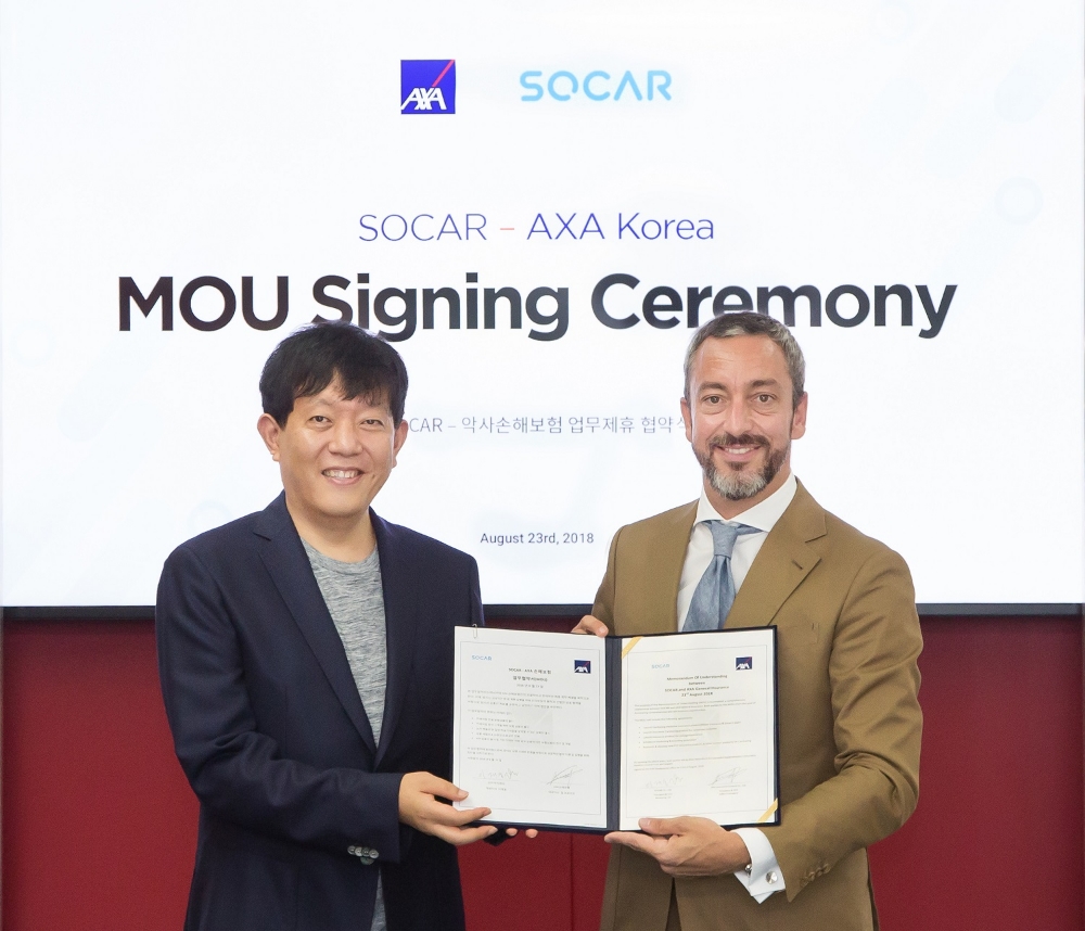 (좌)쏘카 대표이사 이재웅과 (우)AXA손해보험 대표이사 질 프로마조(Gilles Fromageot)가 전략적 파트너십 체결 후 기념촬영을 하고 있다.(사진=쏘카)