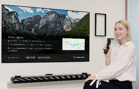 LG전자 모델이 'LG 올레드 TV AI 씽큐'에 탑재된 구글 어시스턴트를 이용해 독일 지도 정보를 검색하고 있다. (사진=LG전자)