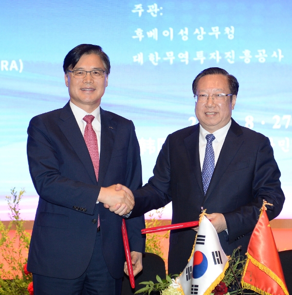 권평오 KOTRA 사장(왼쪽)과 왕샤오동 후베이성 성장이 ‘KOTRA-후베이성 정부간 양해각서(MOU)’ 체결 후 기념촬영을 하고 있다(사진=코트라 제공)