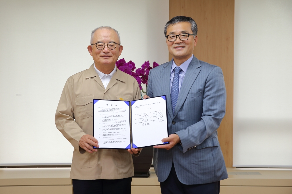 부영그룹 신명호 회장 직무대행과 한국디지털미디어고등학교 김종현 이사장이 우정학사 기증 약정 후 기념사진을 촬영하고 있다.(사진=부영그룹)