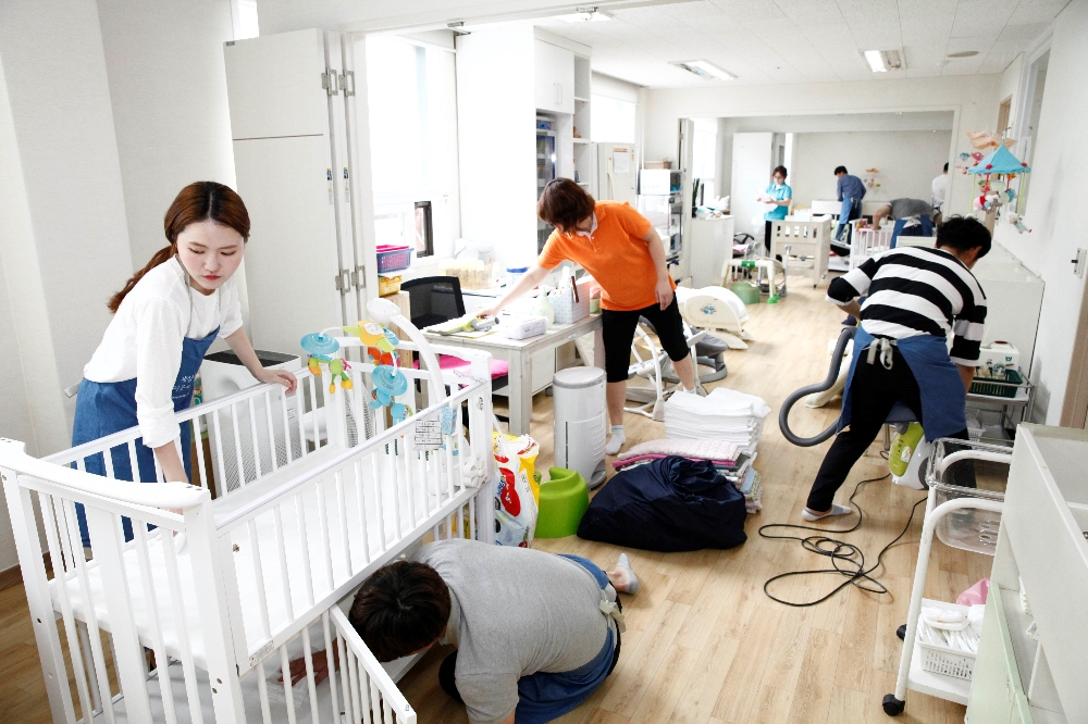 롯데쇼핑 e커머스 사업본부 샤롯데봉사단이 서대문구 동방사회복지회를 방문해 봉사활동을 하고 있다. (사진=롯데쇼핑)