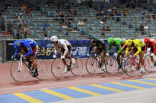 경륜 선수들의 경기 모습. (사진=국민체육진흥공단)