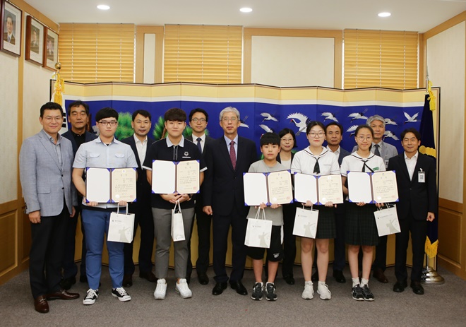 수상자 등과 기념촬영.(사진제공=울산지방법원)