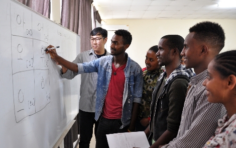  에티오피아 참전용사 후손들이 한글 수업을 받고 있는 모습. (사진=LG전자)