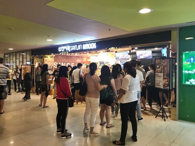 가오픈 중인 삼진어묵 인도네시아 1호점에서 현지 소비자들이 줄을 서서 어묵을 구입하고있다.(사진제공=삼진어묵)